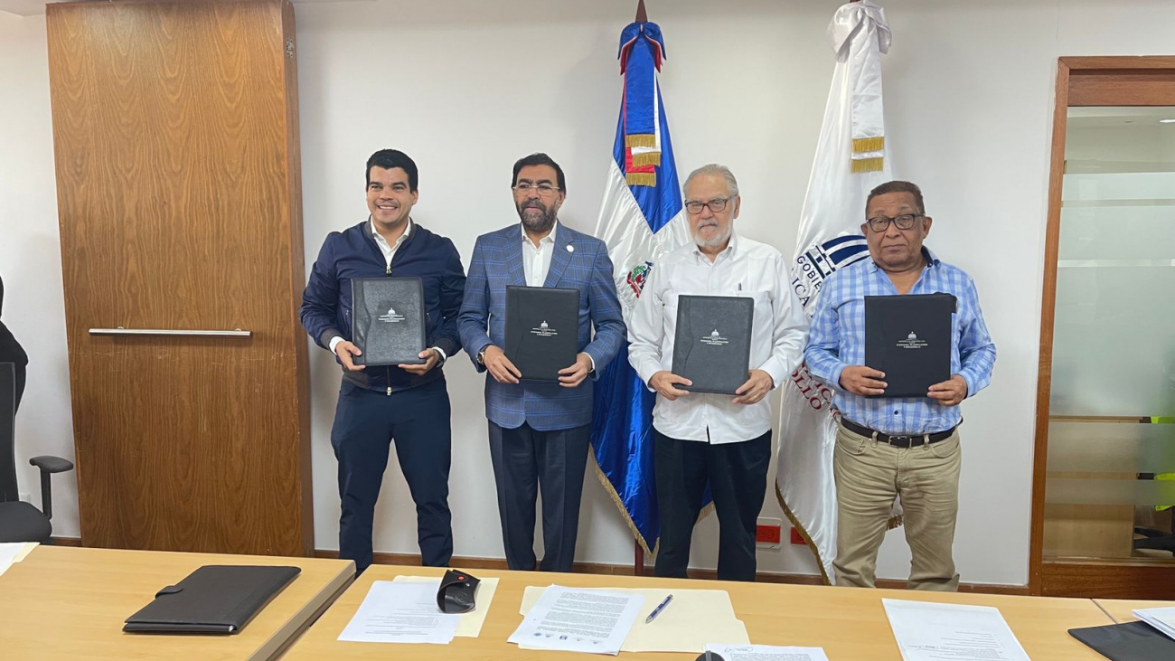 Foto-2.-Mesa-de-participacion-en-la-firma.jpg